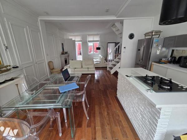 AU COEUR DE LILLE - MAISON D'HABITATION DE 234 M2 EN EXCELLENT ETAT  - AVEC COUR ET TERRASSE - 