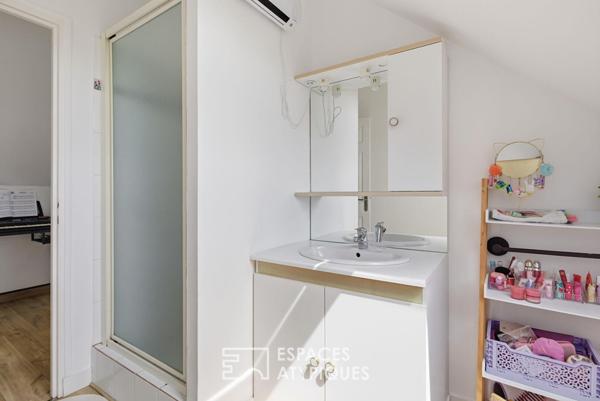 Maison d’architecte avec dépendance dans un parc