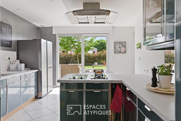 Maison d’architecte avec dépendance dans un parc