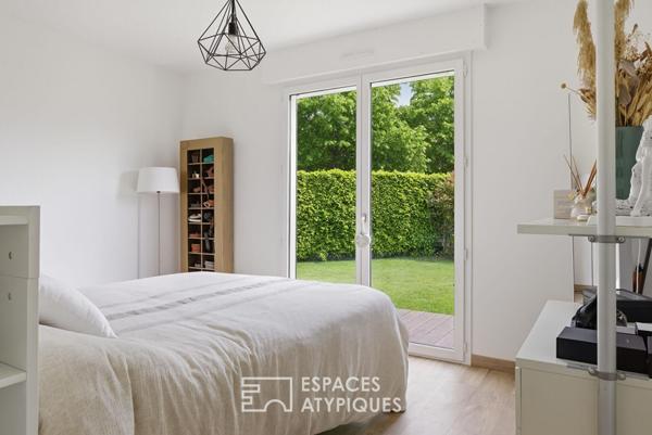 Maison d’architecte avec dépendance dans un parc