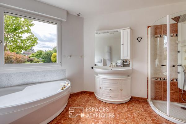 Maison d’architecte avec dépendance dans un parc