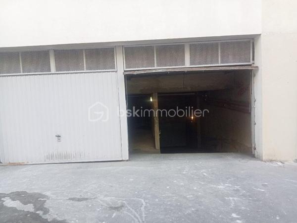 A vendre grand box d’environ 25 m²  dans le 6ᵉ arrondissement de Marseille, situé au premier sous-sol d’une résidence sécurisée. Ce box bénéficie d’un accès particulièrement facile grâce à une large rampe et une circulation confortable, permettant d’entrer et de manœuvrer aisément.
Cet espace convient parfaitement pour le stationnement d’une voiture avec motos ou scooters, mais aussi pour du stockage personnel ou professionnel. Son volume important permet de nombreuses possibilités d’utilisation, notamment pour un artisan, un professionnel ayant besoin d’espace ou un particulier recherchant un lieu de stockage sécurisé. 
Le box, actuellement loué, est fermé, propre, facilement accessible et situé dans un environnement sécurisé. Rare sur le secteur du 6ᵉ arrondissement.
