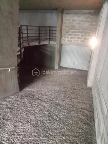 A vendre grand box d’environ 25 m²  dans le 6ᵉ arrondissement de Marseille, situé au premier sous-sol d’une résidence sécurisée. Ce box bénéficie d’un accès particulièrement facile grâce à une large rampe et une circulation confortable, permettant d’entrer et de manœuvrer aisément.
Cet espace convient parfaitement pour le stationnement d’une voiture avec motos ou scooters, mais aussi pour du stockage personnel ou professionnel. Son volume important permet de nombreuses possibilités d’utilisation, notamment pour un artisan, un professionnel ayant besoin d’espace ou un particulier recherchant un lieu de stockage sécurisé. 
Le box, actuellement loué, est fermé, propre, facilement accessible et situé dans un environnement sécurisé. Rare sur le secteur du 6ᵉ arrondissement.