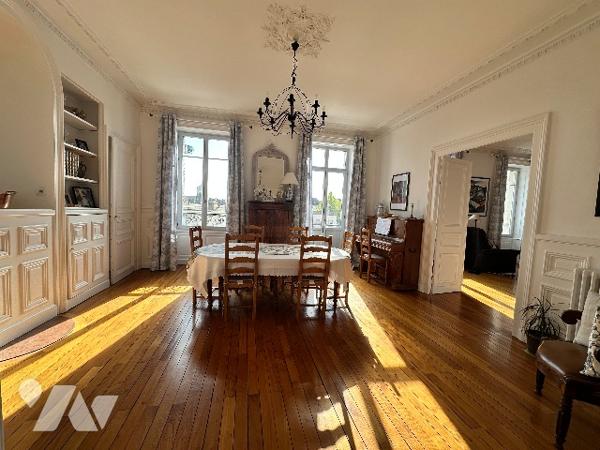 DOLE- Appartement de caractère 207 m², 8 pièces, 4 chambres, un bureau, jardin et caves voûtées