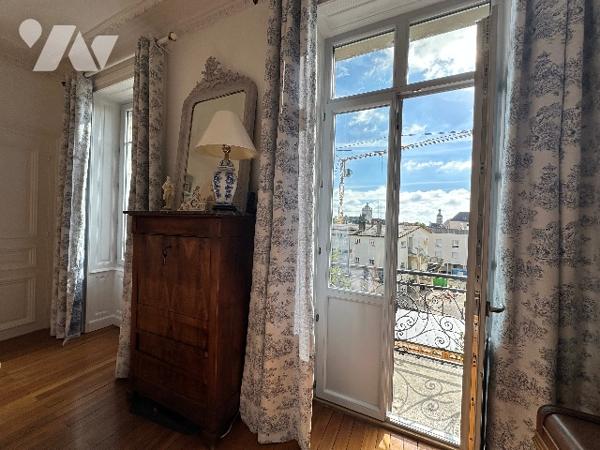 DOLE- Appartement de caractère 207 m², 8 pièces, 4 chambres, un bureau, jardin et caves voûtées