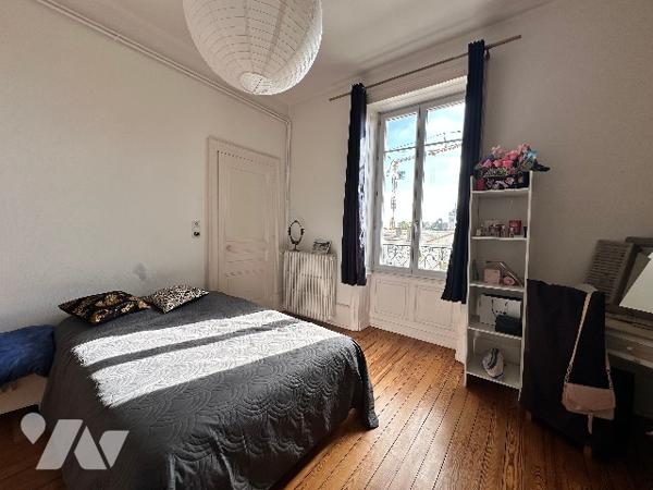 DOLE- Appartement de caractère 207 m², 8 pièces, 4 chambres, un bureau, jardin et caves voûtées