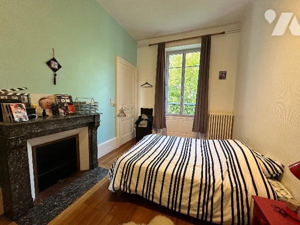 DOLE- Appartement de caractère 207 m², 8 pièces, 4 chambres, un bureau, jardin et caves voûtées