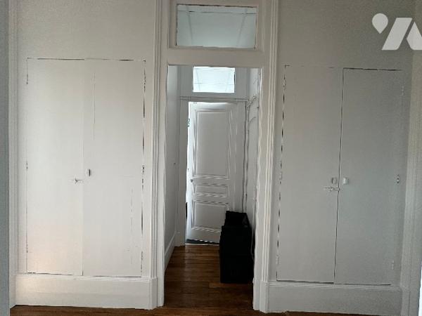 DOLE- Appartement de caractère 207 m², 8 pièces, 4 chambres, un bureau, jardin et caves voûtées