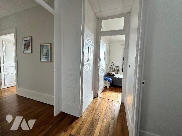 DOLE- Appartement de caractère 207 m², 8 pièces, 4 chambres, un bureau, jardin et caves voûtées