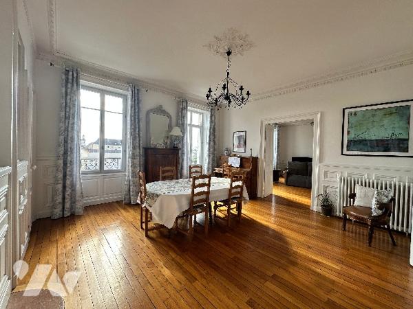 DOLE- Appartement de caractère 207 m², 8 pièces, 4 chambres, un bureau, jardin et caves voûtées