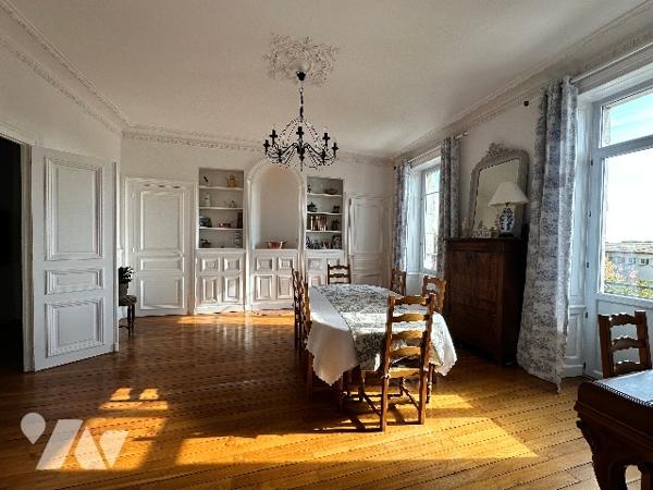 DOLE- Appartement de caractère 207 m², 8 pièces, 4 chambres, un bureau, jardin et caves voûtées