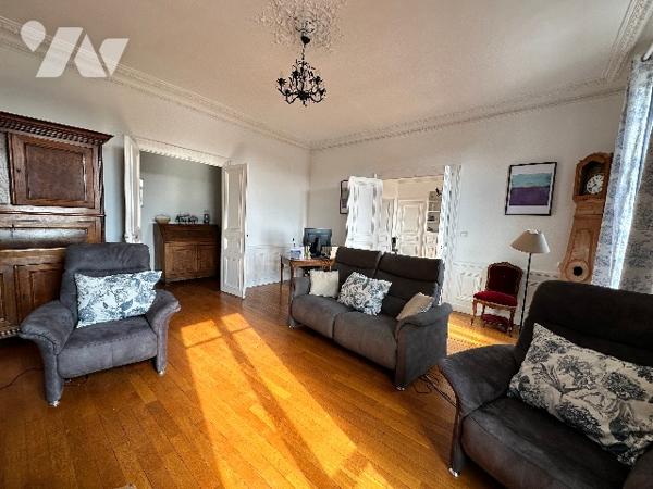 DOLE- Appartement de caractère 207 m², 8 pièces, 4 chambres, un bureau, jardin et caves voûtées