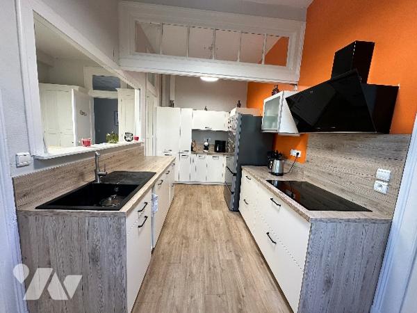DOLE- Appartement de caractère 207 m², 8 pièces, 4 chambres, un bureau, jardin et caves voûtées