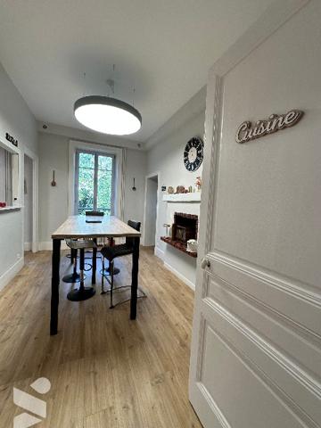 DOLE- Appartement de caractère 207 m², 8 pièces, 4 chambres, un bureau, jardin et caves voûtées