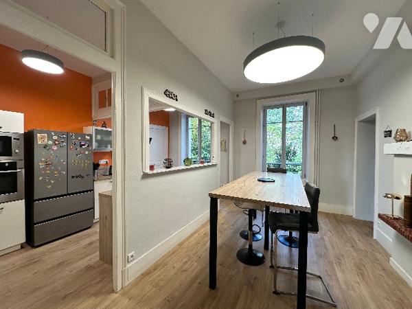 DOLE- Appartement de caractère 207 m², 8 pièces, 4 chambres, un bureau, jardin et caves voûtées