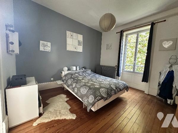 DOLE- Appartement de caractère 207 m², 8 pièces, 4 chambres, un bureau, jardin et caves voûtées