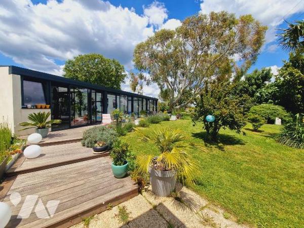 Entre le bourg et les plages, villa du début du XXème s. de 189 m² habitables comprenant :
- a...