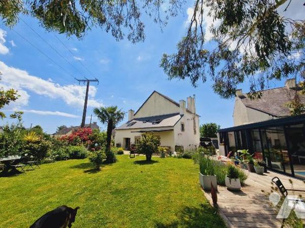 Entre le bourg et les plages, villa du début du XXème s. de 189 m² habitables comprenant :
- a...