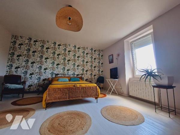 Entre le bourg et les plages, villa du début du XXème s. de 189 m² habitables comprenant :
- a...