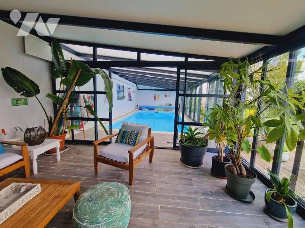 Entre le bourg et les plages, villa du début du XXème s. de 189 m² habitables comprenant :
- a...