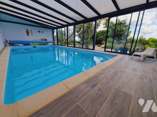 Entre le bourg et les plages, villa du début du XXème s. de 189 m² habitables comprenant :
- a...