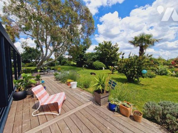 Entre le bourg et les plages, villa du début du XXème s. de 189 m² habitables comprenant :
- a...