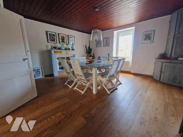 Entre le bourg et les plages, villa du début du XXème s. de 189 m² habitables comprenant :
- a...