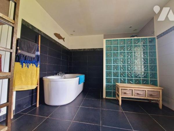 Entre le bourg et les plages, villa du début du XXème s. de 189 m² habitables comprenant :
- a...