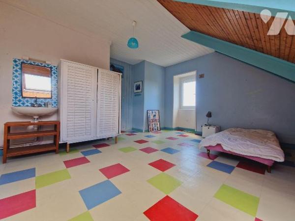 Entre le bourg et les plages, villa du début du XXème s. de 189 m² habitables comprenant :
- a...