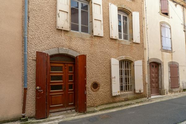 CARCASSONNE VILLEMOUSTAUSSOU Maison en pierre 275m² (176 m² hab). avec deux entrées indépendantes