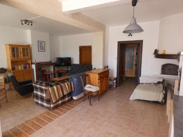 Maison T4 d'environ 100m² avec jardin de 220m² au calme.