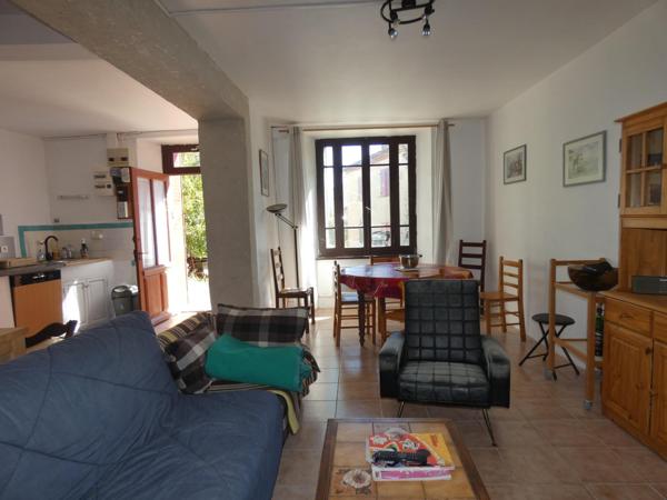 Maison T4 d'environ 100m² avec jardin de 220m² au calme.