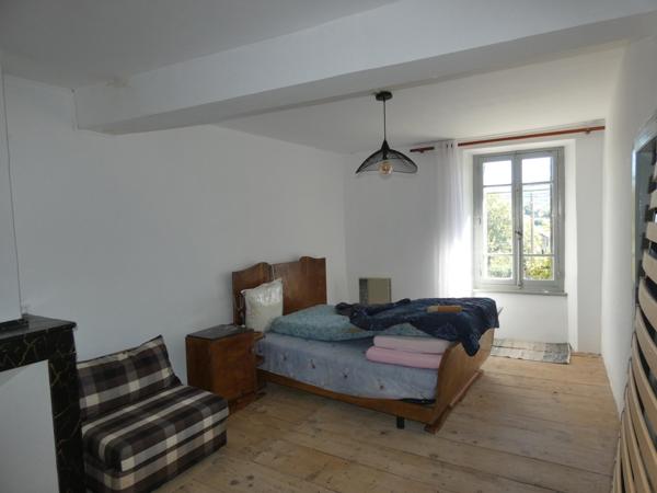 Maison T4 d'environ 100m² avec jardin de 220m² au calme.