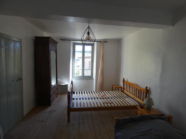 Maison T4 d'environ 100m² avec jardin de 220m² au calme.