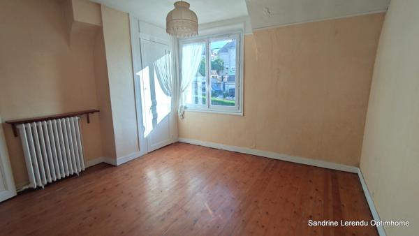 GRAND-COURONNE – MAISON DE CHARME EN BRIQUES ET SILEX – 3 CHAMBRES – JARDIN – GARAGE – BEAU POTENTIEL