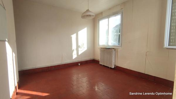 GRAND-COURONNE – MAISON DE CHARME EN BRIQUES ET SILEX – 3 CHAMBRES – JARDIN – GARAGE – BEAU POTENTIEL