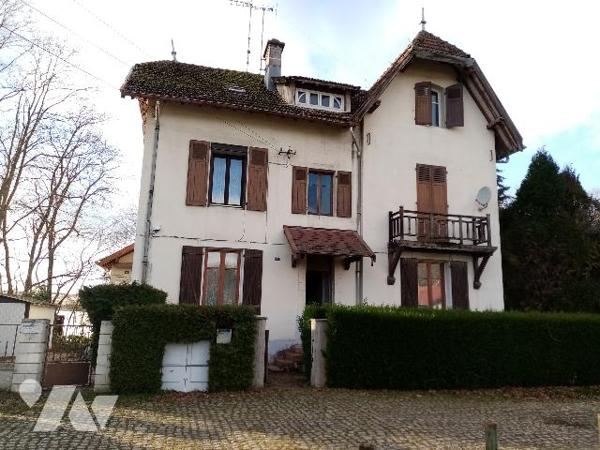 secteur très calme, appartement d'env 150 m²,  jardin privatif, sous-sol, celliers ,garage