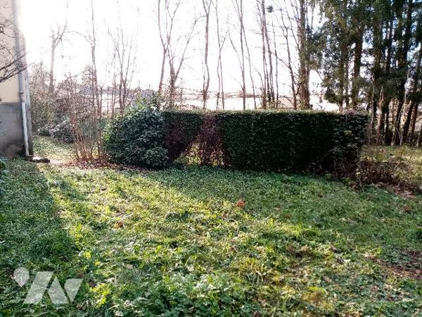 secteur très calme, appartement d'env 150 m²,  jardin privatif, sous-sol, celliers ,garage