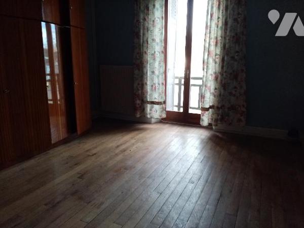 secteur très calme, appartement d'env 150 m²,  jardin privatif, sous-sol, celliers ,garage