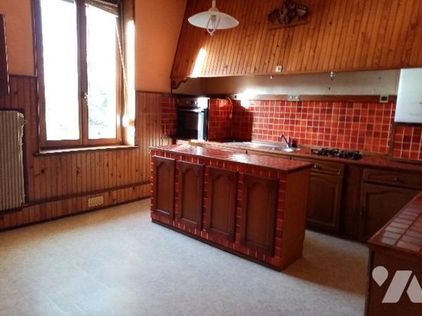 secteur très calme, appartement d'env 150 m²,  jardin privatif, sous-sol, celliers ,garage