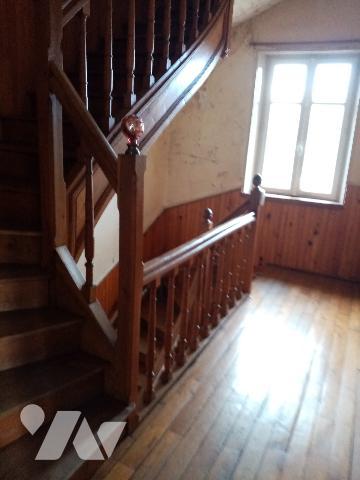 secteur très calme, appartement d'env 150 m²,  jardin privatif, sous-sol, celliers ,garage