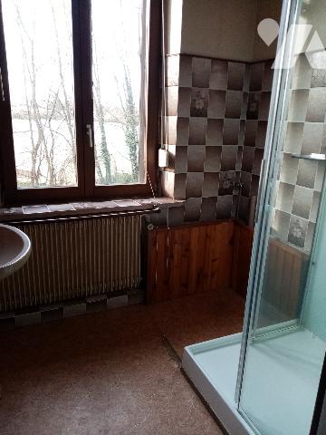 secteur très calme, appartement d'env 150 m²,  jardin privatif, sous-sol, celliers ,garage