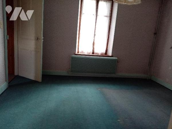 secteur très calme, appartement d'env 150 m²,  jardin privatif, sous-sol, celliers ,garage