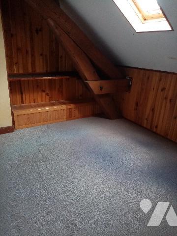 secteur très calme, appartement d'env 150 m²,  jardin privatif, sous-sol, celliers ,garage