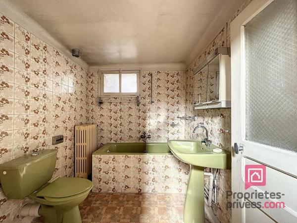 Maison de ville à rénover avec garage AVALLON