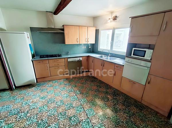 Capifrance – L’immobilier autrement Un bien rare, une adresse confidentielle, un potentiel à révéler. À Agde, au cœur du centre historique, découvrez une propriété de caractère à réinventer, avec terr