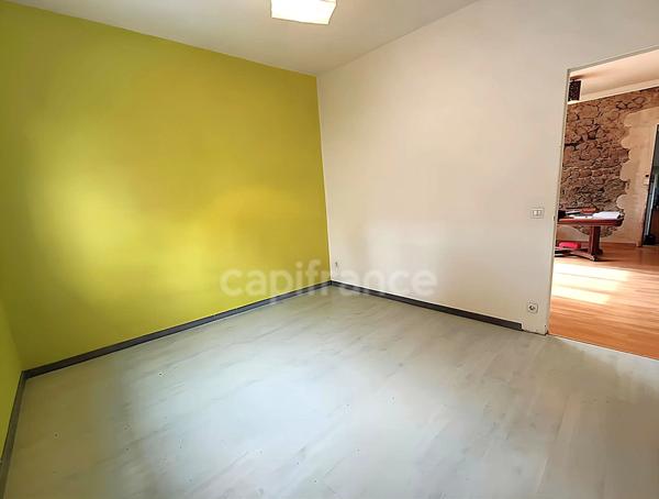 Capifrance – L’immobilier autrement Un bien rare, une adresse confidentielle, un potentiel à révéler. À Agde, au cœur du centre historique, découvrez une propriété de caractère à réinventer, avec terr