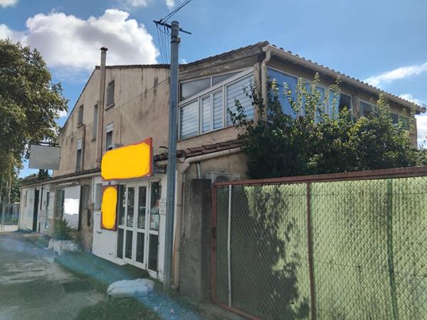 A vendre Immeuble avec 3 commerces et logement