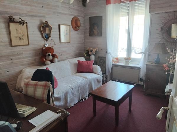 A vendre Immeuble avec 3 commerces et logement