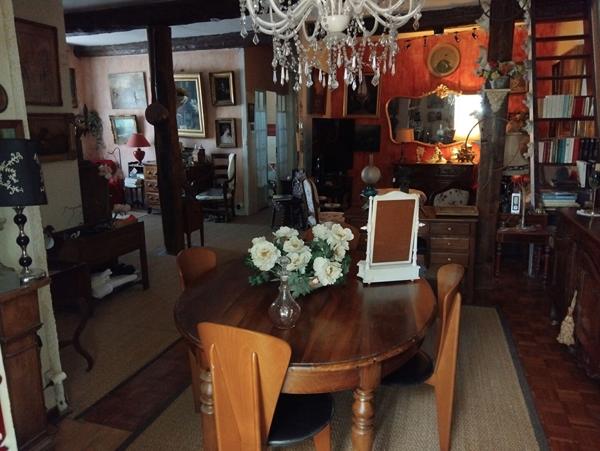 A vendre Immeuble avec 3 commerces et logement